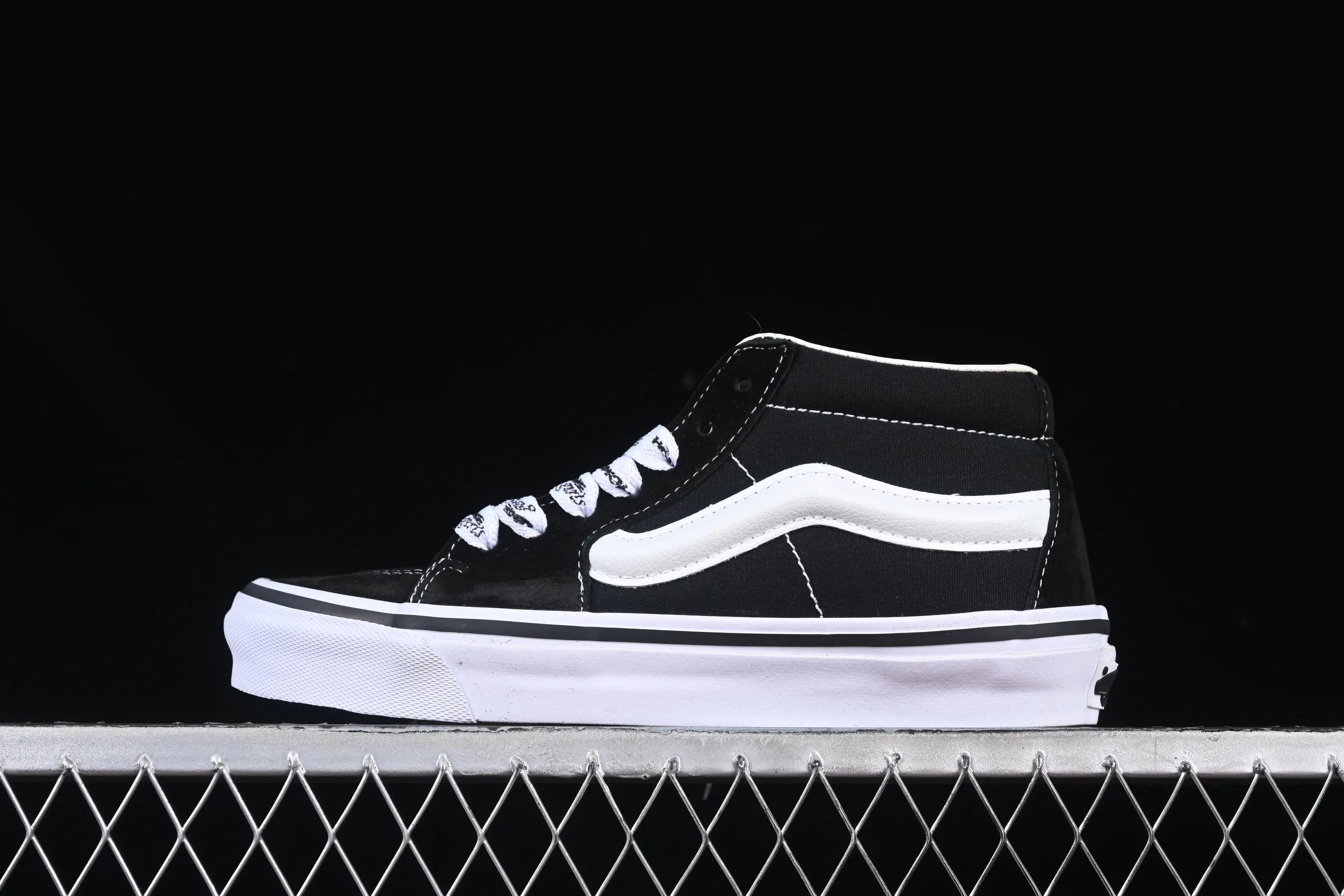 All categories Vans Vans series Vans Mid Vans China HommeGirls x Vans Sk8-Mid Fashionable and versatile mid-top casual vulcanized sneakers VN000NBNCJK